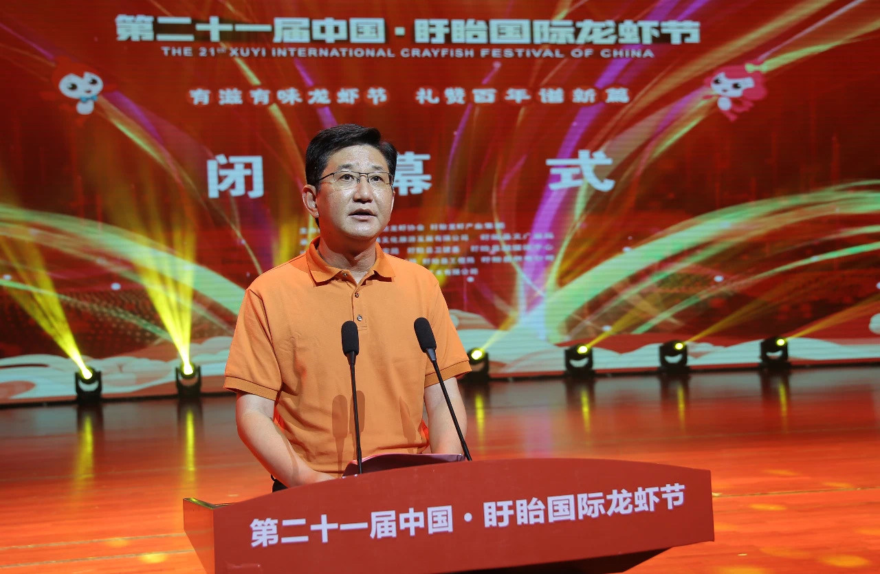 龍蝦節(jié)組委會主任、縣委副書記、縣長孫志標致辭_副本.jpg